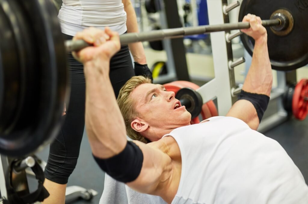 Man incline bench pressing