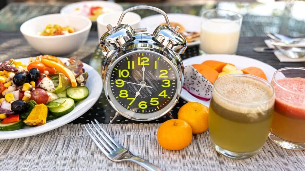 clock with food implying intermittent fasting